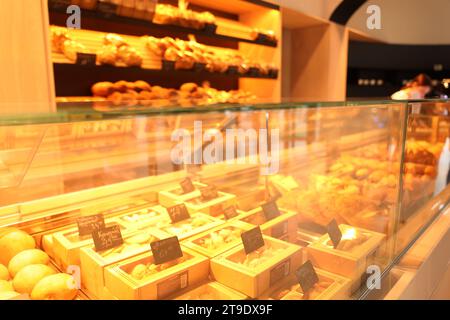 Frisches Gebäck an der Theke im Bäckerei Stockfoto