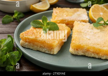 Leckere Zitronenriegel und Minzbonbons auf dem Tisch, Nahaufnahme Stockfoto