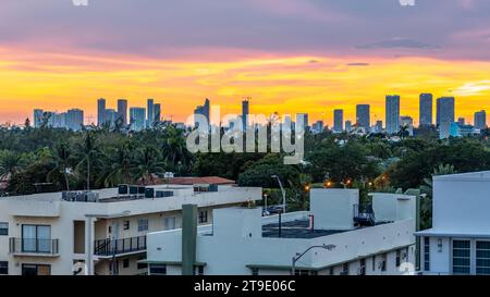 Miami Beach, Florida, USA - Sonnenuntergang über der Skyline der Stadt Stockfoto