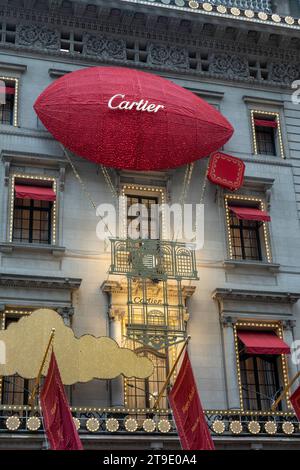 Das Cartier Mansion mit 2023 Weihnachtsdekorationen an der Fifth Avenue, New York City, USA Stockfoto