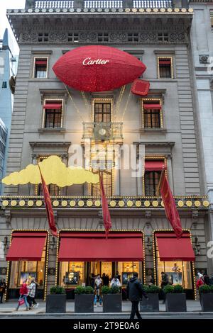 Das Cartier Mansion mit 2023 Weihnachtsdekorationen an der Fifth Avenue, New York City, USA Stockfoto