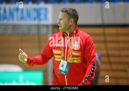 Santander, Kantabrien, Spanien. November 2023. Santander, Spanien, 24. November 2023: Der serbische Trainer Uros Bregar gibt seinen Spielern während des 1. Spieltages des Internationalen Turniers der spanischen Frauen 2023 zwischen Argentinien und Serbien am 24. November 2023 im Santander Sports Palace in Santander, Spanien, Anweisungen. (Kreditbild: © Alberto Brevers/Pacific Press via ZUMA Press Wire) NUR REDAKTIONELLE VERWENDUNG! Nicht für kommerzielle ZWECKE! Stockfoto