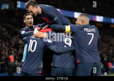 Paris, Frankreich. November 2023. Die Spieler von Paris Saint-Germain feiern während des Fußballspiels der französischen Liga 1 zwischen Paris-Saint Germain (PSG) und AS Monaco im Parc de Prines in Paris, Frankreich, am 24. November 2023. Quelle: Jack Chan/Xinhua/Alamy Live News Stockfoto