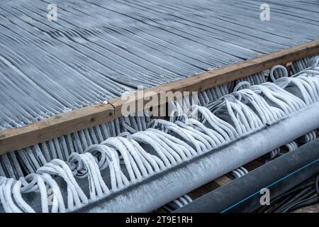 Kältemittelleitung des technischen Systems zur Kühlung von Eislaufbahnen. Vorbereitung auf den Winter Stockfoto