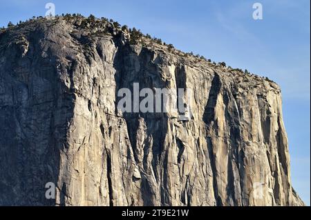 Yosemite National Park, Kalifornien, USA. Eine Nahaufnahme der Spitze und schiere Sicht des berühmten El Capitan im Yosemite-Nationalpark. Stockfoto