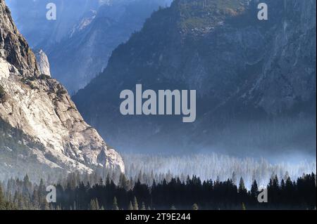 Yosemite National Park, Kalifornien, USA. Rauch haftet im Yosemite Valley, umgeben von den Abhängen aus Granitgestein. Stockfoto