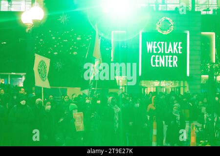 Seattle, USA. November 2023. Pro-Palästina-Demonstranten versammeln sich im Herzen des Seattle Westlake. Aktivisten versammelten sich, um die jährliche Baumbeleuchtung und den Schwarzfreitagseinkauf zu stören. Aktivisten rufen zu einem Waffenstillstand auf, da Tausende von Touristen während Seattles größtem Einkaufstag des Jahres in die Innenstadt absteigen. Nach dem jüngsten Chaos, das Gaza umfasste, gab es weltweit Kundgebungen und Proteste. Quelle: James Anderson/Alamy Live News Stockfoto