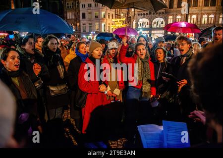 Amsterdam, Niederlande. November 2023. Während der Demonstration singt ein Chor zur Unterstützung der Menschenrechte. Nach dem Sieg der rechtsextremen Partei PVV (Partei der Freiheit unter dem rechtsextremen Führer Geert Wilders) bei den Parlamentswahlen veranstalten die Demonstranten eine Solidaritätskundgebung mit Muslimen und Einwanderern. Die Demonstranten protestieren gegen Wilders Ideen, die bestimmte Gruppen wie Muslime und Einwanderer einem hohen Risiko ausgesetzt haben. Wilders wird noch weitere Parteien brauchen, die sich ihm in einer Koalition anschließen, um mit mehrheitlicher Unterstützung im parlament zu regieren. Quelle: SOPA Images Limited/Alamy Live News Stockfoto