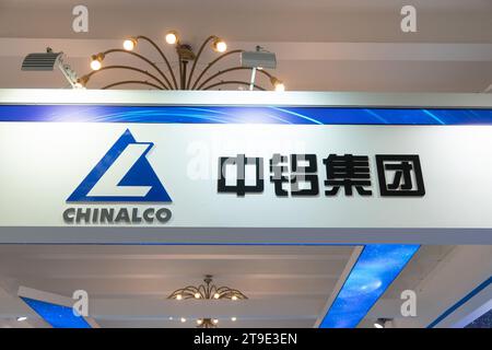 SHANGHAI, CHINA - 24. NOVEMBER 2023 - der CHINALCO-Stand auf der ersten Shanghai International Commercial Aerospace Industry Exhibition in Shanghai, Chi Stockfoto