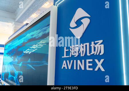 SHANGHAI, CHINA - 24. NOVEMBER 2023 - der Shanghai Airport Stand auf der ersten Shanghai International Commercial Aerospace Industry Ausstellung in Shang Stockfoto
