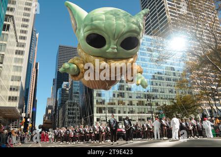 New York City, Usa. November 2023. Während der 97. Macy's Thanksgiving Day Parade im Manhattan Borough von New York City schwimmt ein Ballon mit „Grogu“. Quelle: SOPA Images Limited/Alamy Live News Stockfoto