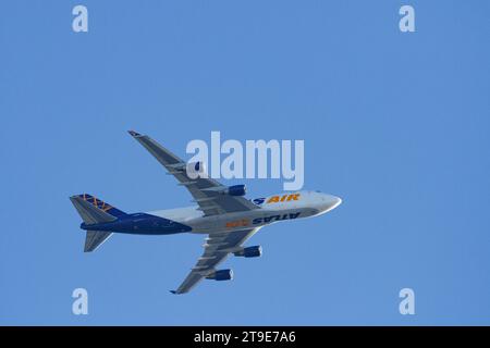 Ein Frachtflugzeug der Atlas Air Boeing 747-400F fliegt über Kanagawa, Japan. Stockfoto