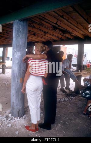 DAYTONA BEACH, FL - 26. FEBRUAR: Die Fans stehen unter dem Pier während des Daytona Beach and Road Courses am 26. Februar 1956 in Daytona Beach, Florida. (Foto: Hy Peskin) Stockfoto