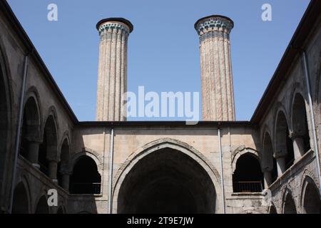 Das Double Minaret Madrasah (Cifte Minareli Medrese) in Erzurum, Türkei Stockfoto