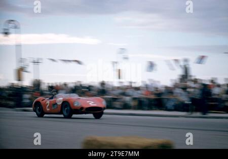 HAVANNA, KUBA - 24. FEBRUAR: Juan Manuel Fangio (1911–1995) fuhr während des Großen Preises von Kuba 1957 am 24. Februar 1957 in Havanna die Maserati 300S-Rennen durch die Straßen Havannas. Fangio würde das Rennen gewinnen. (Foto von Hy Peskin) *** örtlicher Bildtitel *** Juan Manuel Fangio Stockfoto