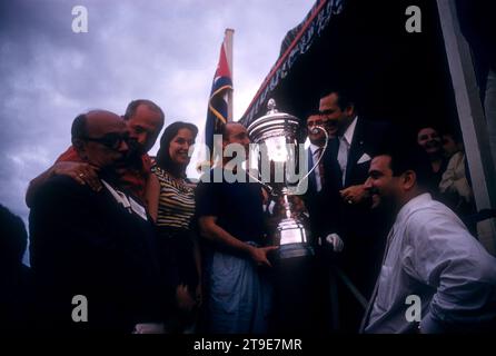 HAVANNA, KUBA – 24. FEBRUAR: Juan Manuel Fangio (1911–1995), Fahrer des Maserati 300S, erhält die Trophäe vom kubanischen Diktator Fulgencio Batista (1901–1973) 1957, nachdem er am 24. Februar 1957 den Großen Preis Kubas gewonnen hatte. (Foto von Hy Peskin) *** örtlicher Bildtitel *** Juan Manuel Fangio;Fulgencio Batista Stockfoto