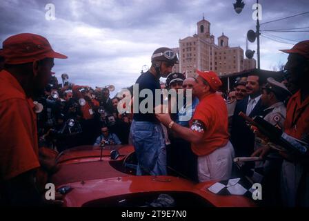 HAVANNA, KUBA – 24. FEBRUAR: Juan Manuel Fangio (1911–1995), Fahrer des Maserati 300S, steigt nach dem Großen Preis von Kuba 1957 am 24. Februar 1957 in Havanna aus seinem Auto. Fangio würde das Rennen gewinnen. (Foto von Hy Peskin) *** örtlicher Bildtitel *** Juan Manuel Fangio Stockfoto