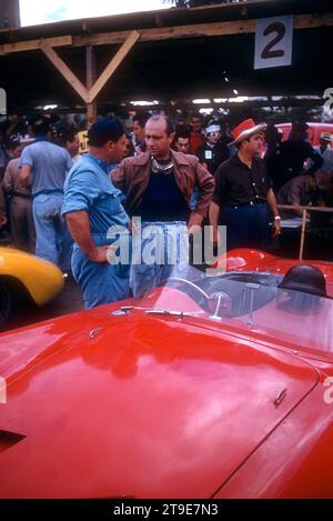 HAVANNA, KUBA - 24. FEBRUAR: Juan Manuel Fangio (1911–1995), der den Maserati 300S fährt, wartet auf den Start des Rennens vor dem Großen Preis von Kuba 1957 am 24. Februar 1957 in Havanna, Kuba. Fangio würde das Rennen gewinnen. (Foto von Hy Peskin) *** örtlicher Bildtitel *** Juan Manuel Fangio Stockfoto