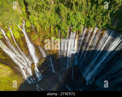 Panoramablick auf die Tumpak Sewu Wasserfälle, auch bekannt als Coban Sewu. Schöner Regenbogen und Nebel, Tumpak Sewu Wasserfälle sind eine Touristenattraktion in E Stockfoto