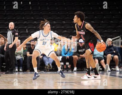 24. November 2023: Der Toreros-Wachmann Deven Dahlke #11 verteidigt Taryn Todd #6 bei einem Spiel zwischen den Arkansas State Red Wolves und den San Diego Toreros während des Acrisure Invitational in der Acrisure Arena in Palm Springs, KALIFORNIEN, Michael Sullivan/CSM Stockfoto