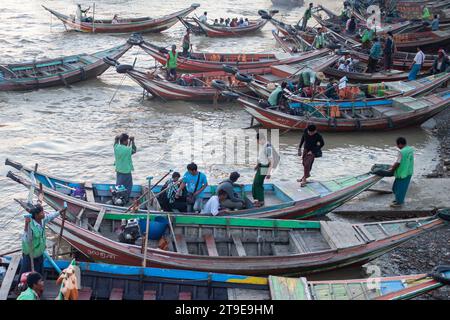 YANGON, MYANMAR - 3. JANUAR 2016: Menschen am Botataung Jetty Terminal, Myanmar am 3. Januar 2016 Stockfoto