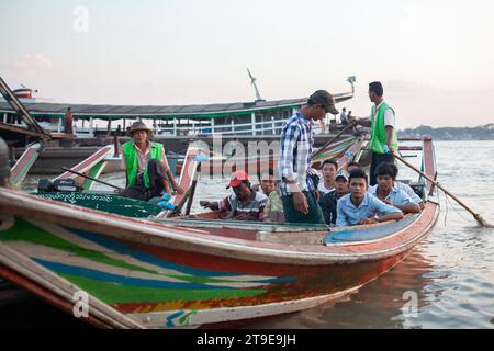 YANGON, MYANMAR - 3. JANUAR 2016: Menschen am Botataung Jetty Terminal, Myanmar am 3. Januar 2016 Stockfoto