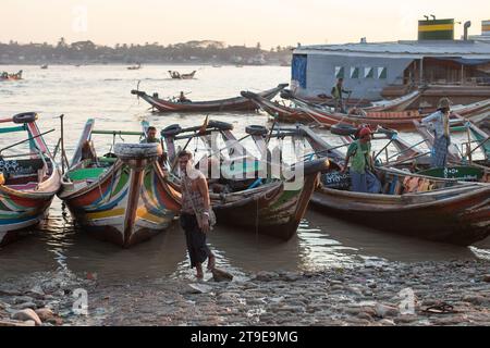 YANGON, MYANMAR - 3. JANUAR 2016: Menschen am Botataung Jetty Terminal, Myanmar am 3. Januar 2016 Stockfoto