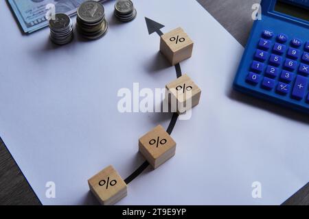 Draufsicht des Symbols Geld, Taschenrechner und Prozenterhöhung. Finanz- und Zinskonzept. Stockfoto