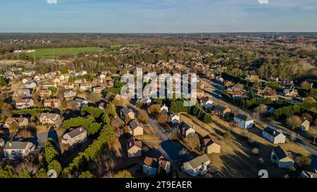 Panoramablick auf eine gehobene Unterteilung in den Vororten von Atlanta, GA, aufgenommen während der goldenen Stunde. Stockfoto