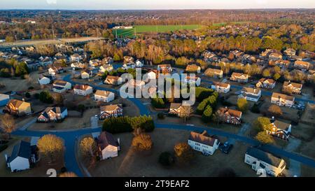 Panoramablick auf eine gehobene Unterteilung in den Vororten von Atlanta, GA, aufgenommen während der goldenen Stunde. Stockfoto