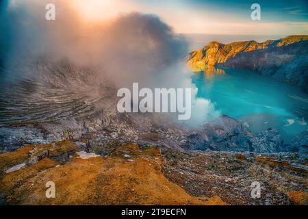 Wunderschöner Blick auf Kawah Ijen See und Vulkan am frühen Morgen in Ost-Java, Indonesien. Stockfoto