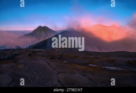 Wunderschöner Blick auf Kawah Ijen See und Vulkan am frühen Morgen in Ost-Java, Indonesien. Stockfoto