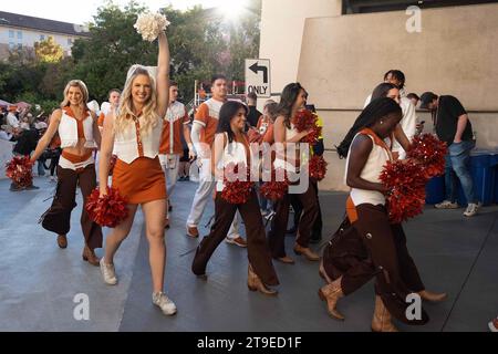 24. November 2023: Texas Longhorns Cheerleader in Aktion während des NCAA Football Spiels zwischen der Texas Tech University im Darrell K. Royal Texas Memorial Stadium. Austin, Texas Mario Cantu/CSM Stockfoto