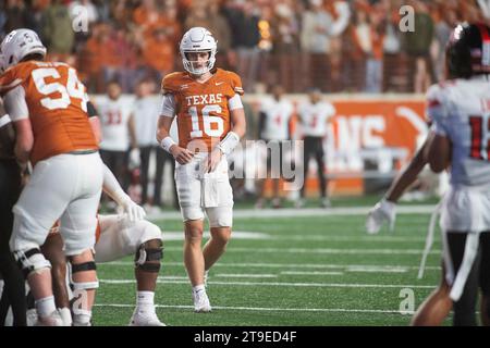 24. November 2023: Texas Longhorns Arch Manning (16) in Aktion während des NCAA Football-Spiels zwischen der Texas Tech University im Darrell K. Royal Texas Memorial Stadium. Austin, Texas Mario Cantu/CSM Stockfoto