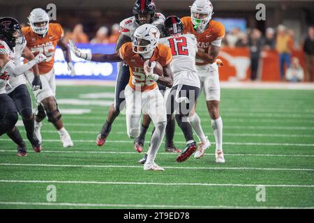 24. November 2023: Texas Longhorns Quintrevion Wisner (26) in Aktion während des NCAA Football-Spiels zwischen der Texas Tech University im Darrell K. Royal Texas Memorial Stadium. Austin, Texas Mario Cantu/CSM Stockfoto