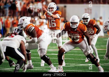 24. November 2023: Texas Longhorns Arch Manning (16) in Aktion während des NCAA Football-Spiels zwischen der Texas Tech University im Darrell K. Royal Texas Memorial Stadium. Austin, Texas Mario Cantu/CSM Stockfoto