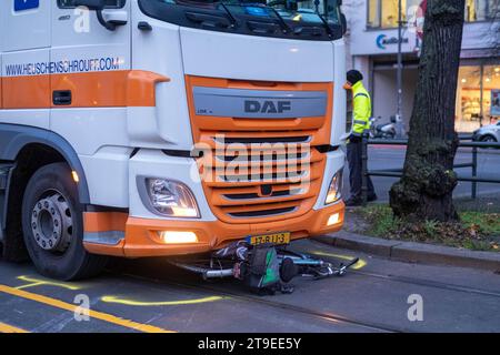 Nach einem Verkehrsunfall zwischen einem Radfahrer und einem LKW auf der Schönhauser Allee in Berlin-Prenzlauer liegt das Fahrrad unter dem Lastwagen. Nach einem Verkehrsunfall zwischen Radfahrer und LKW auf der Schönhauser Allee in Berlin-Prenzlauer liegt das Fahrrad unter dem LKW. Die verletzte Person wurde ins Krankenhaus gebracht. Verkehrsunfall zwischen Radfahrer und LKW *** nach einem Verkehrsunfall zwischen Radfahrer und LKW auf der Schönhauser Allee in Berlin Prenzlauer liegt das Fahrrad unter dem LKW, in dem die verletzte Person gebracht wurde Stockfoto