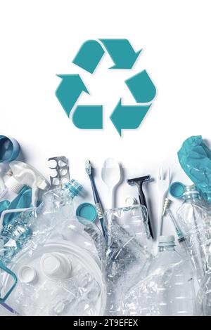 Hintergrund mit einer Ansammlung verschiedener Kunststoffabfälle Stockfoto