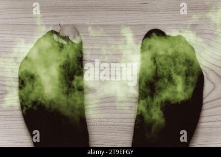 Männliche Füße in alten, stinkenden und dreckigen Socken Stockfoto