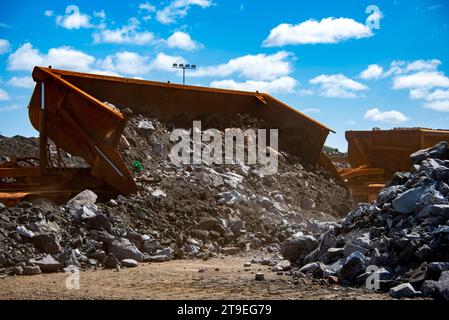 Truck, der Erz von meiner abwirft Stockfoto