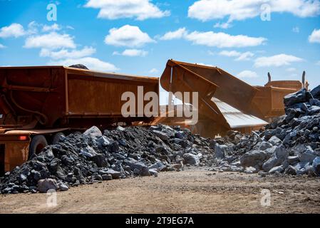 Truck, der Erz von meiner abwirft Stockfoto