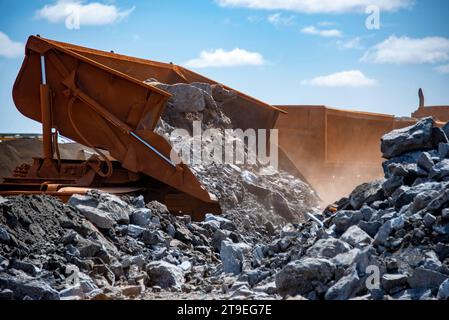 Truck, der Erz von meiner abwirft Stockfoto