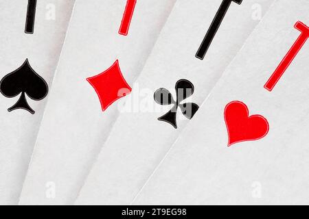 Spielkarten Ass der Herzen, Pik, Diamanten, Schläger, ausgebreitet in Fächeransicht, Nahaufnahme Makroansicht Stockfoto