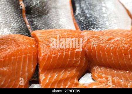 Lachsfilet auf Eis, frische Rohstücke gekühlt, auf dem Fischmarkt. Stockfoto