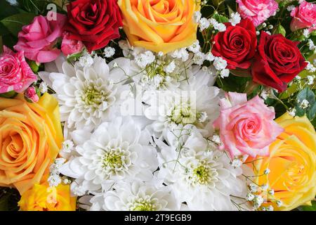 Blumenstrauß, Rosen, Gerberas und andere verschiedene Blumen, Nahaufnahme. Stockfoto