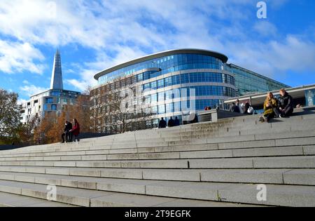 Winterfarbe an einem Wochentag in London. Das Bild zeigt Menschen, die das gute Wetter auf Tower Hill, London, genießen. Stockfoto