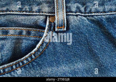 Jeans-Denim, Hosentaschen vorne, Nähte mit orangefarbenen Garnen, Makroansicht in Nahaufnahme Stockfoto
