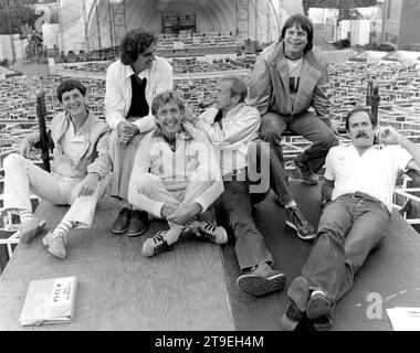 MICHAEL PALIN TERRY JONES ERIC IDLE GRAHAM CHAPMAN TERRY GILLIAM und JOHN CLEESE offenes Porträt im September 1980 während der Proben / Dreharbeiten für MONTY PYTHON LIVE IM HOLLYWOOD BOWL 1982 Regisseur TERRY HUGHES und IAN MacNaughton Produzent Terry Hughes der executive Producer George Harrison Ist Ein Film der Monty Python Betting Bowl Partnership für handgemachte Filme Stockfoto