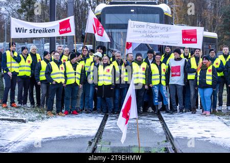 Schwerin, Deutschland. November 2023. Bus- und Straßenbahnfahrer treffen sich während des ganztägigen Warnstreiks am örtlichen Transportdepot. Die gewerkschaft Verdi hat die Mitarbeiter des Schweriner Verkehrsunternehmens zum Warnstreik aufgerufen. Der Grund für den Warnstreik ist das Scheitern der Lohnverhandlungen zwischen der NVS und Verdi. Quelle: Jens Büttner/dpa/Alamy Live News Stockfoto