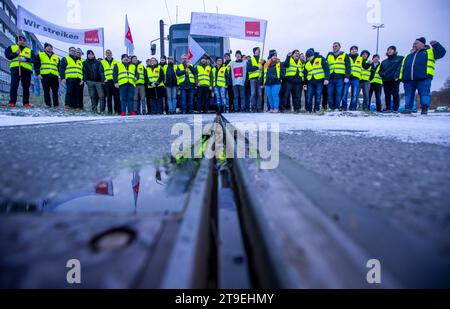 Schwerin, Deutschland. November 2023. Bus- und Straßenbahnfahrer treffen sich während des ganztägigen Warnstreiks am örtlichen Transportdepot. Die gewerkschaft Verdi hat die Mitarbeiter des Schweriner Verkehrsunternehmens zum Warnstreik aufgerufen. Der Grund für den Warnstreik ist das Scheitern der Lohnverhandlungen zwischen der NVS und Verdi. Quelle: Jens Büttner/dpa/Alamy Live News Stockfoto